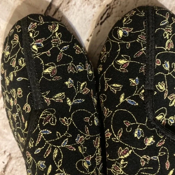 NWOT secret black floral embroidery slipper size 9 - Picture 2 of 7